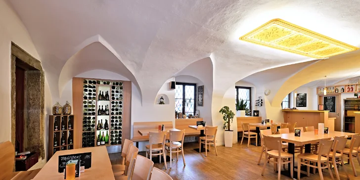 Pochutnejte si: grand tapas talíř pro 2 osoby i červené nebo bílé víno