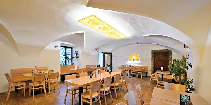 Pochutnejte si: grand tapas talíř pro 2 osoby i červené nebo bílé víno