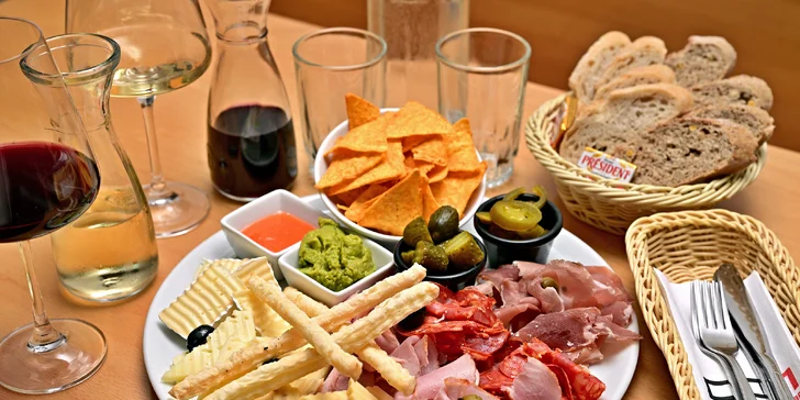 Pochutnejte si: grand tapas talíř pro 2 osoby i červené nebo bílé víno