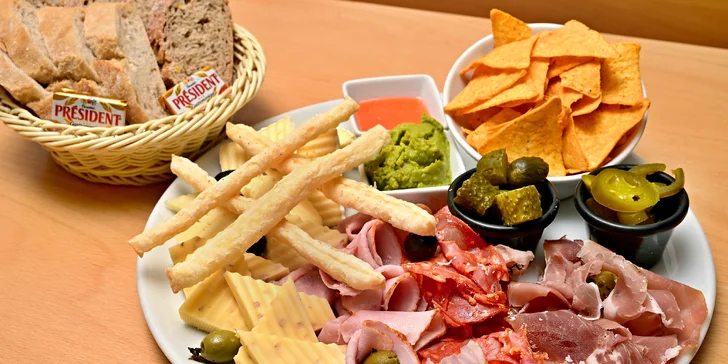 Pochutnejte si: grand tapas talíř pro 2 osoby i červené nebo bílé víno