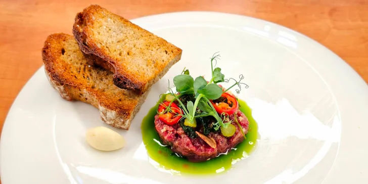 Pětichodové degustační menu v klasicistním zámečku i vstup do wellness pro 2 osoby