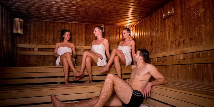 Advent v Egeru i Budapešti: 3 noci v hotelu Flora**** s polopenzí a saunami, doprava, vstup do lázní