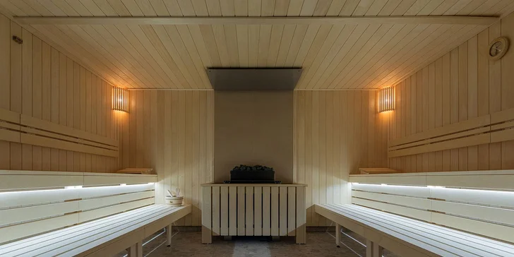 Advent v Egeru i Budapešti: 3 noci v hotelu Flora**** s polopenzí a saunami, doprava, vstup do lázní