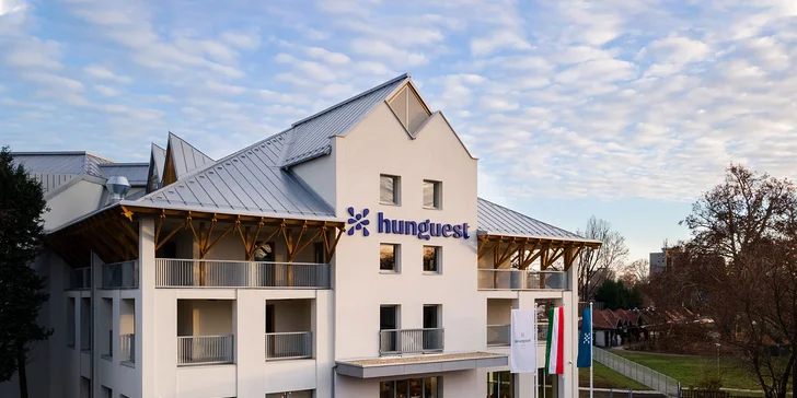 Advent v Egeru i Budapešti: 3 noci v hotelu Flora**** s polopenzí a saunami, doprava, vstup do lázní
