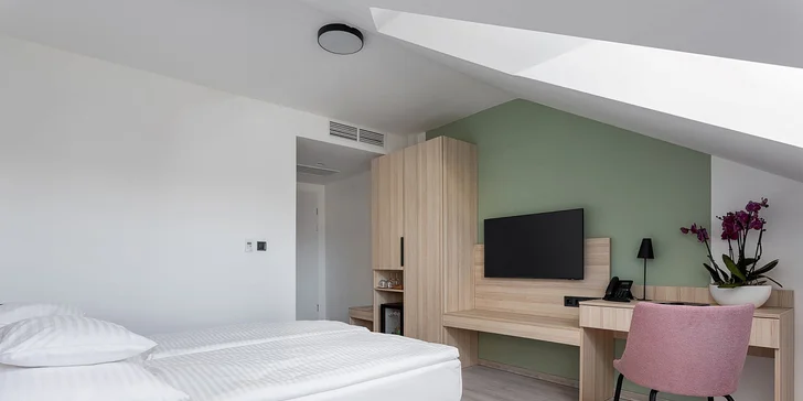 Advent v Egeru i Budapešti: 3 noci v hotelu Flora**** s polopenzí a saunami, doprava, vstup do lázní