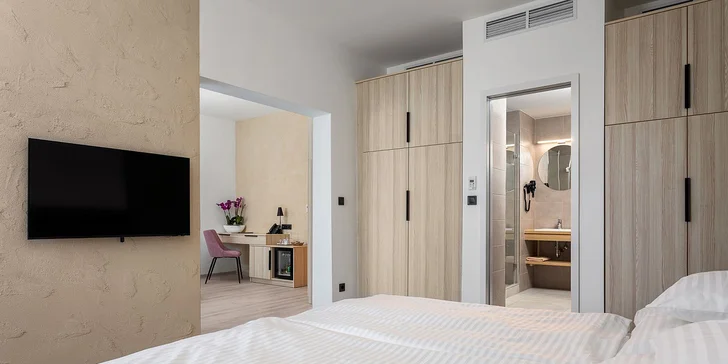 Advent v Egeru i Budapešti: 3 noci v hotelu Flora**** s polopenzí a saunami, doprava, vstup do lázní