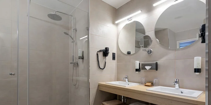Advent v Egeru i Budapešti: 3 noci v hotelu Flora**** s polopenzí a saunami, doprava, vstup do lázní