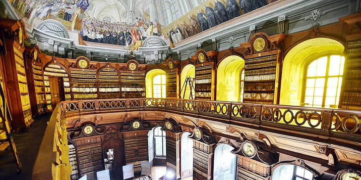 Advent v Egeru i Budapešti: 3 noci v hotelu Flora**** s polopenzí a saunami, doprava, vstup do lázní