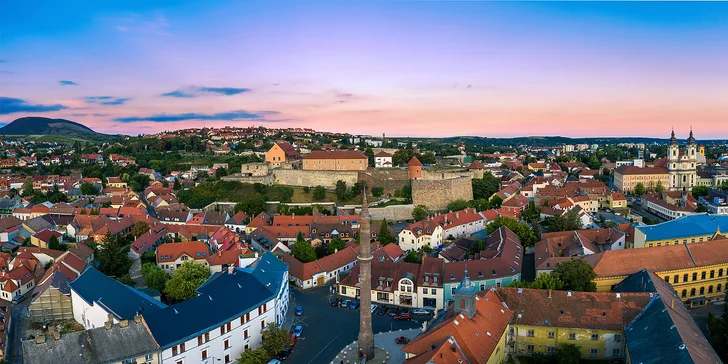 Advent v Egeru i Budapešti: 3 noci v hotelu Flora**** s polopenzí a saunami, doprava, vstup do lázní