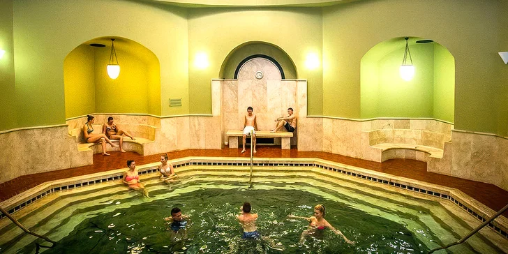 Advent v Egeru i Budapešti: 3 noci v hotelu Flora**** s polopenzí a saunami, doprava, vstup do lázní