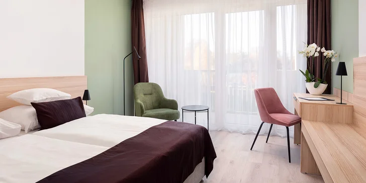Advent v Egeru i Budapešti: 3 noci v hotelu Flora**** s polopenzí a saunami, doprava, vstup do lázní