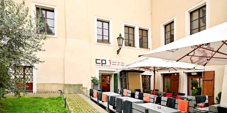 Pochutnejte si: grand tapas talíř pro 2 osoby i červené nebo bílé víno