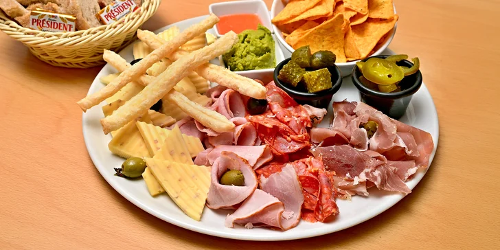 Pochutnejte si: grand tapas talíř pro 2 osoby i červené nebo bílé víno