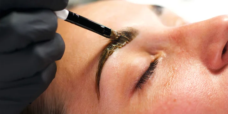 Barvení obočí nebo řas či kompletní balíček v salonu v centru Brna