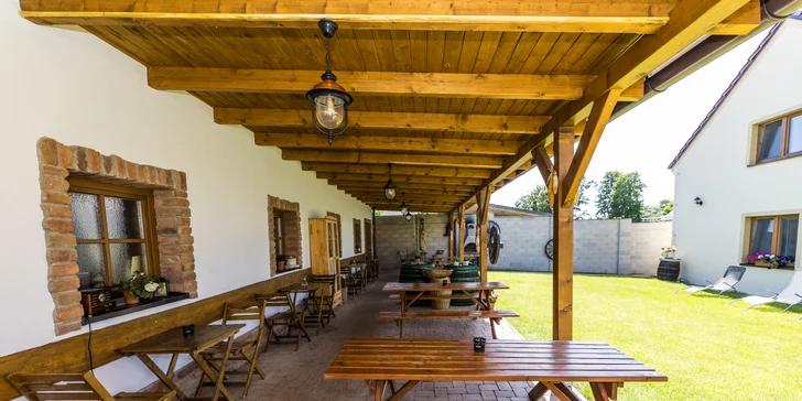Dovolená na Moravě pro pár: penzion v Mikulově, degustace a košík s dobrotami