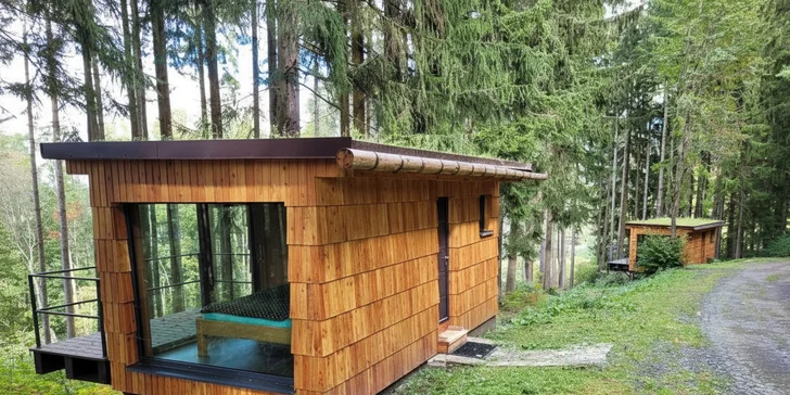 Romantický únik do šumavských lesů: plně vybavený tiny house, snídaně v penzionu
