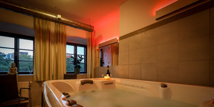 Krásný hotel v srdci Českého Krumlova s výhledem na Vltavu i zámek: balíčky s jídlem, wellness i voroplavbou