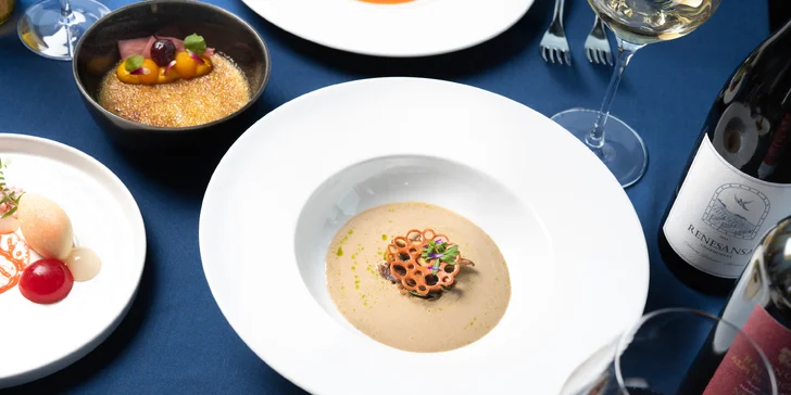 Luxusní 5chodové menu v Žižkovské věži: foie gras, losos, vepřový bok, cheesecake a signature koktejly