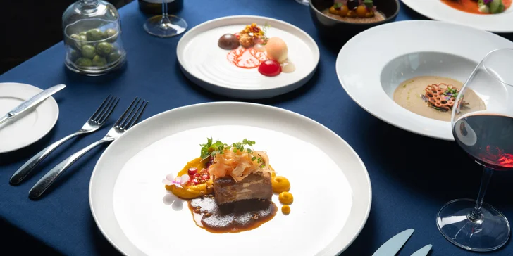 Luxusní 5chodové menu v Žižkovské věži: foie gras, losos, vepřový bok, cheesecake a signature koktejly