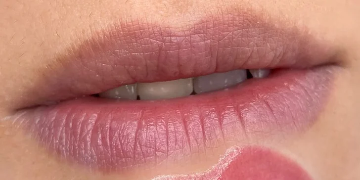 Nový permanentní make-up či korekce stávajícího: obočí, oční linky či rty