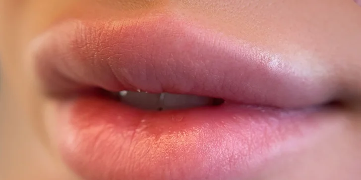 Nový permanentní make-up či korekce stávajícího: obočí, oční linky či rty