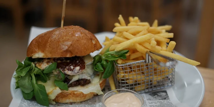 Smlsněte si na poctivé masové dobrotě: 1 nebo 2 burgery dle výběru, vč. hranolek