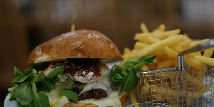 Smlsněte si na poctivé masové dobrotě: 1 nebo 2 burgery dle výběru, vč. hranolek