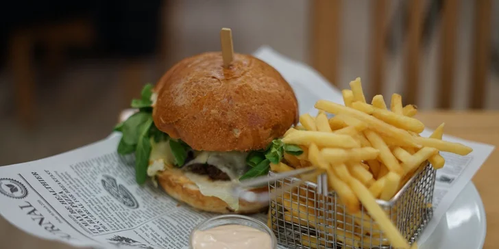 Smlsněte si na poctivé masové dobrotě: 1 nebo 2 burgery dle výběru, vč. hranolek