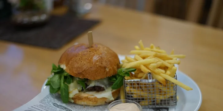 Smlsněte si na poctivé masové dobrotě: 1 nebo 2 burgery dle výběru, vč. hranolek