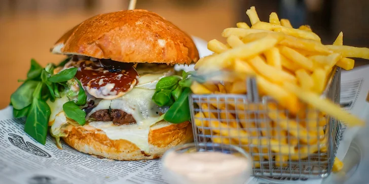 Smlsněte si na poctivé masové dobrotě: 1 nebo 2 burgery dle výběru, vč. hranolek