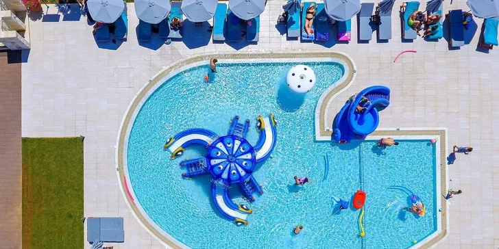 Letecky na Krétu: 5* hotel u pláže, all inclusive, bazény, tenis i miniclub