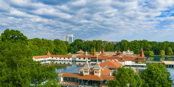 Wellness pobyt v Hévízu: vstup do termálů, sauny, polopenze a masáž