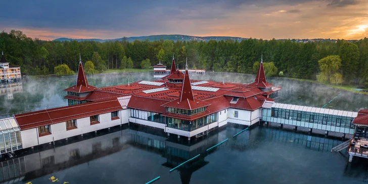 Rodinný pobyt v maďarském Hévízu: wellness, léčivá voda, polopenze a 2 děti do 4,99 let zdarma