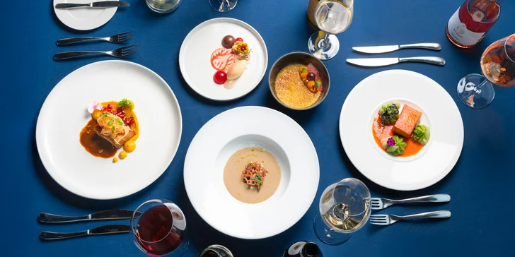 Luxusní 5chodové menu v Žižkovské věži: foie gras, losos, vepřový bok, cheesecake a signature koktejly