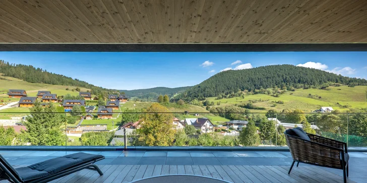 Moderní vila v přírodě Malé Fatry: panoramatické výhledy, terasa, krb, sportoviště i privátní wellness