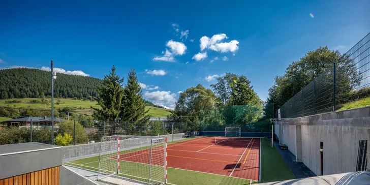 Moderní vila v přírodě Malé Fatry: panoramatické výhledy, terasa, krb, sportoviště i privátní wellness