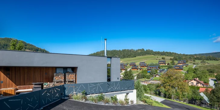 Moderní vila v přírodě Malé Fatry: panoramatické výhledy, terasa, krb, sportoviště i privátní wellness