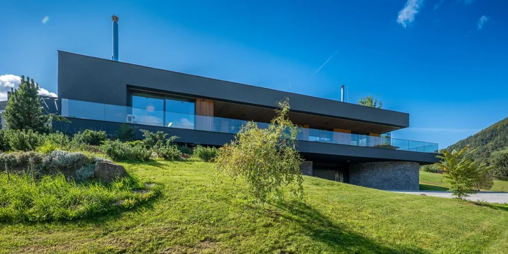 Moderní vila v přírodě Malé Fatry: panoramatické výhledy, terasa, krb, sportoviště i privátní wellness