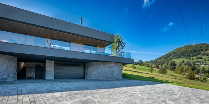Moderní vila v přírodě Malé Fatry: panoramatické výhledy, terasa, krb, sportoviště i privátní wellness
