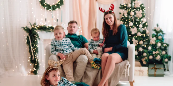 Vánoční dárek v podobě rodinných fotek: ateliérové focení i varianta milkbath (5 fotek)