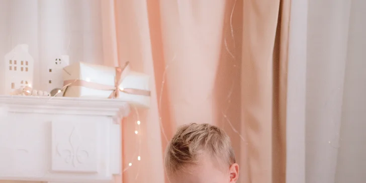 Vánoční dárek v podobě rodinných fotek: ateliérové focení i varianta milkbath (5 fotek)
