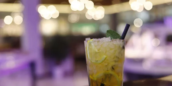 2 hodiny konzumace asijských pokrmů a dalších specialit: wok, sushi a gril bufet + ledový čaj