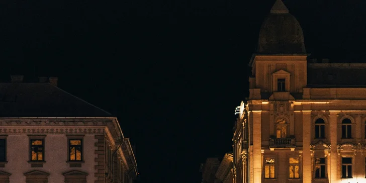 Adventní trhy a lázně v Budapešti: letenky z Prahy, 2 noci v hotelu i návštěva vánoční vesničky