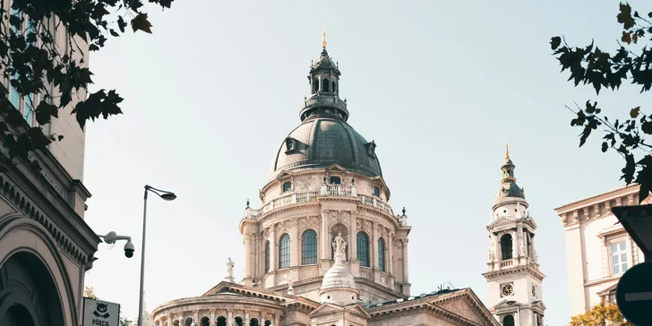 Adventní trhy a lázně v Budapešti: letenky z Prahy, 2 noci v hotelu i návštěva vánoční vesničky