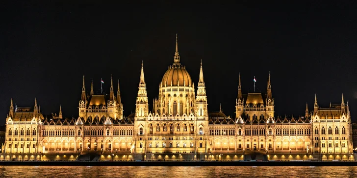 Adventní trhy a lázně v Budapešti: letenky z Prahy, 2 noci v hotelu i návštěva vánoční vesničky