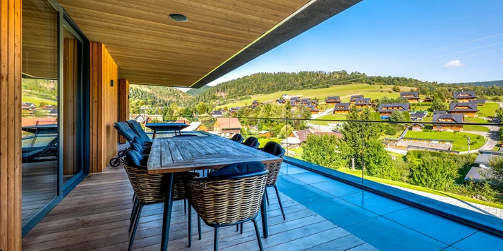 Moderní vila v přírodě Malé Fatry: panoramatické výhledy, terasa, krb, sportoviště i privátní wellness