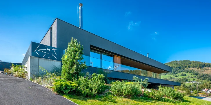 Moderní vila v přírodě Malé Fatry: panoramatické výhledy, terasa, krb, sportoviště i privátní wellness