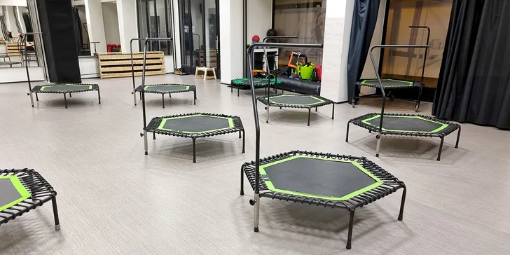 Pádu se nemusíte bát, rychlé skoky se provádějí na speciální trampolínce opatřené madlem.