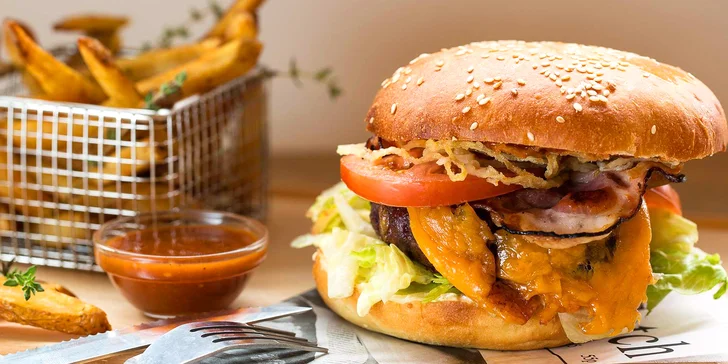 Burger, domácí hranolky, salát Coleslaw a domácí limonáda. To je menu, na které jste zváni. 