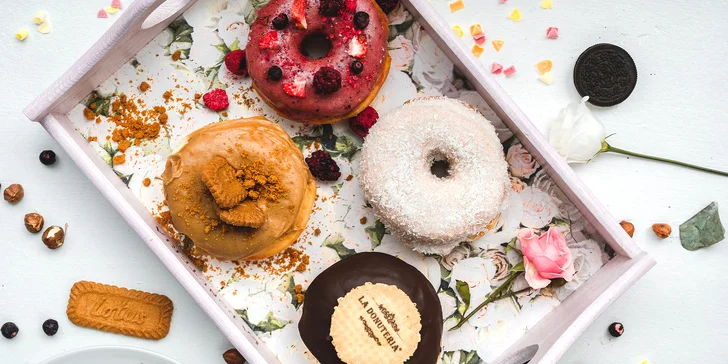 Většina donutů je veganská. 
